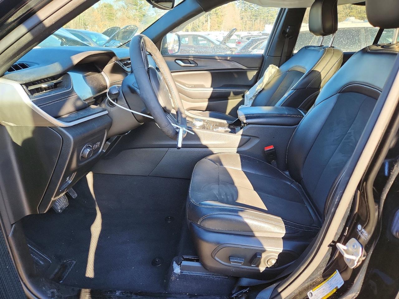 2023 Jeep Grand Cherokee Laredo - Image 7