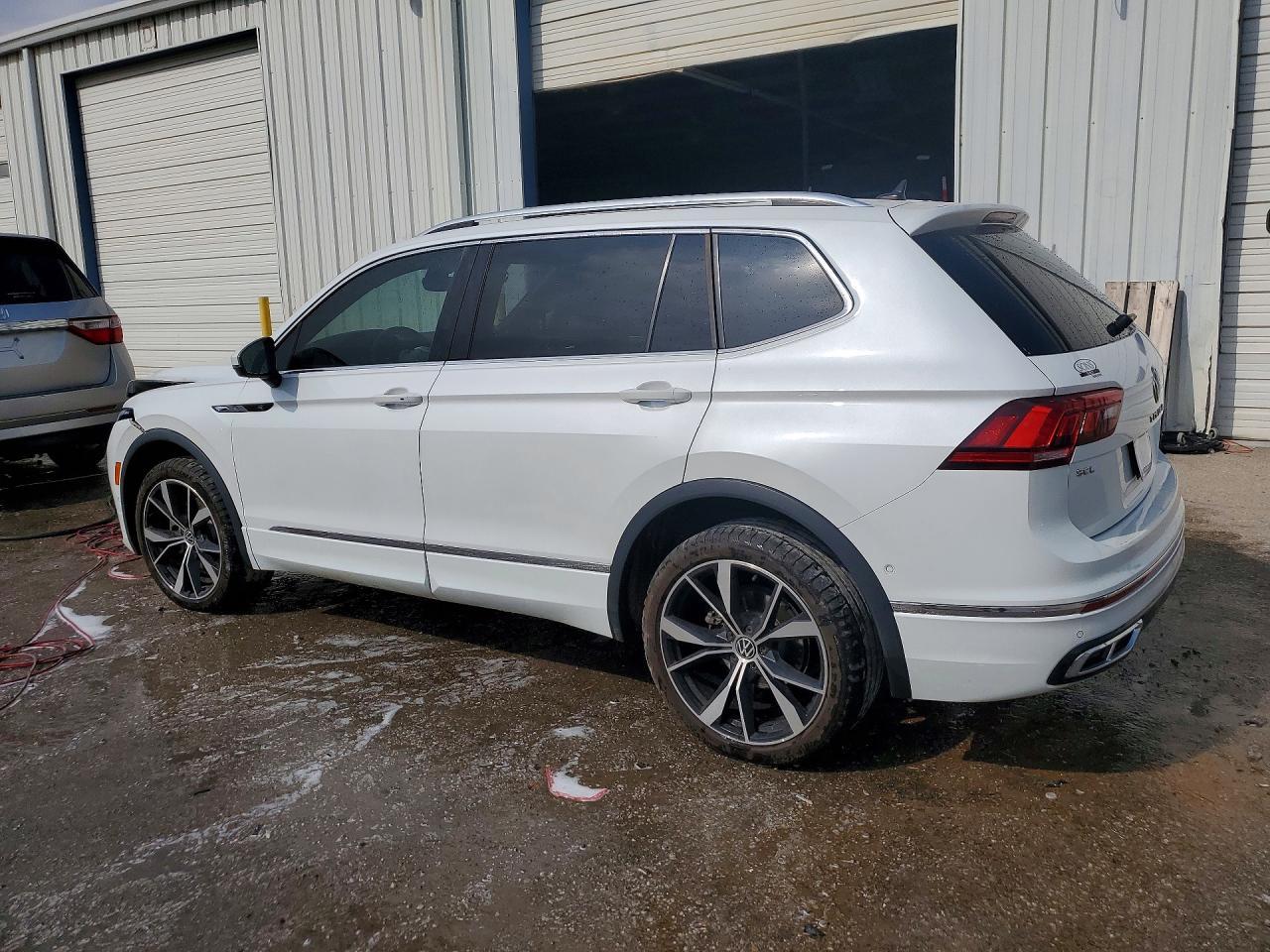 2022 Volkswagen Tiguan Sel R-Line - Image 2