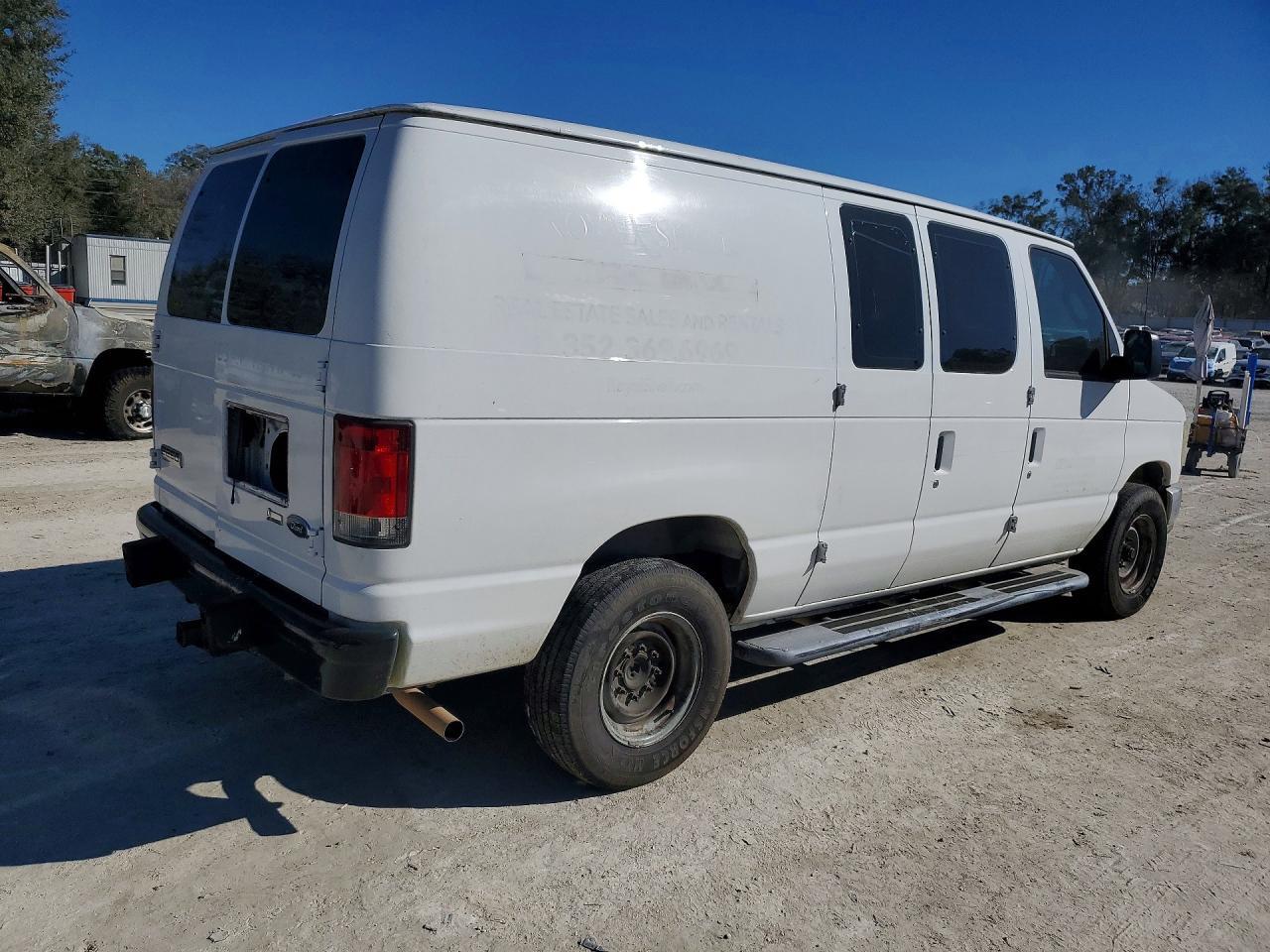 2010 Ford Econoline E250 Van - Фото 3
