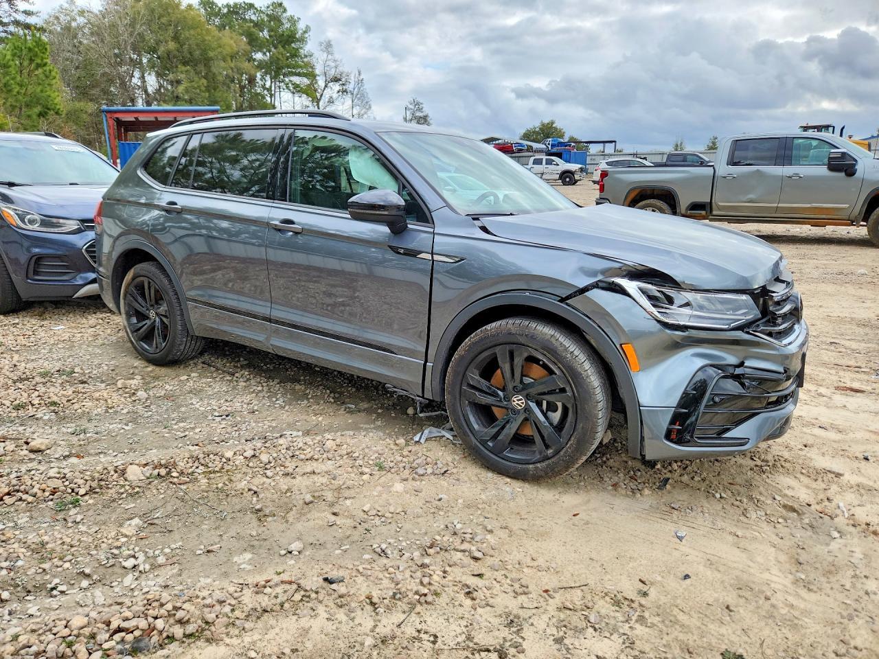 2023 Volkswagen Tiguan Se R-Line Black - Image 4