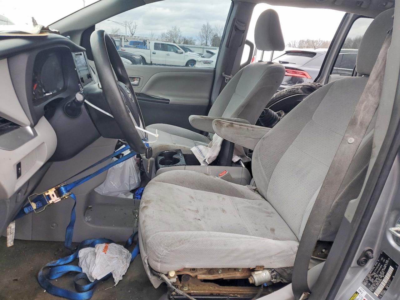 2015 Toyota Sienna Le - Image 7
