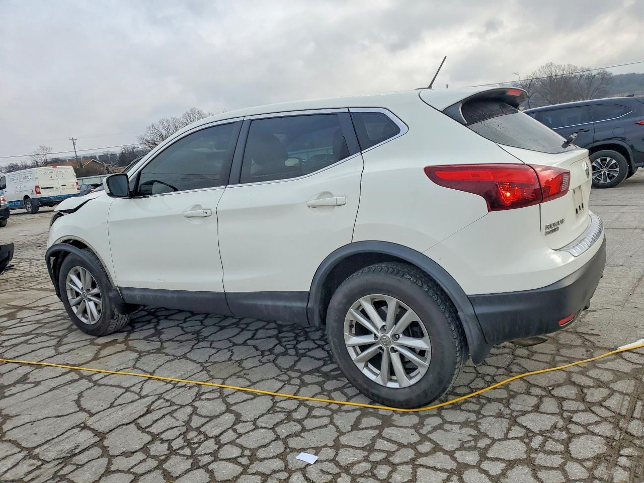 2017 Nissan Rogue Sport S - Фото 2