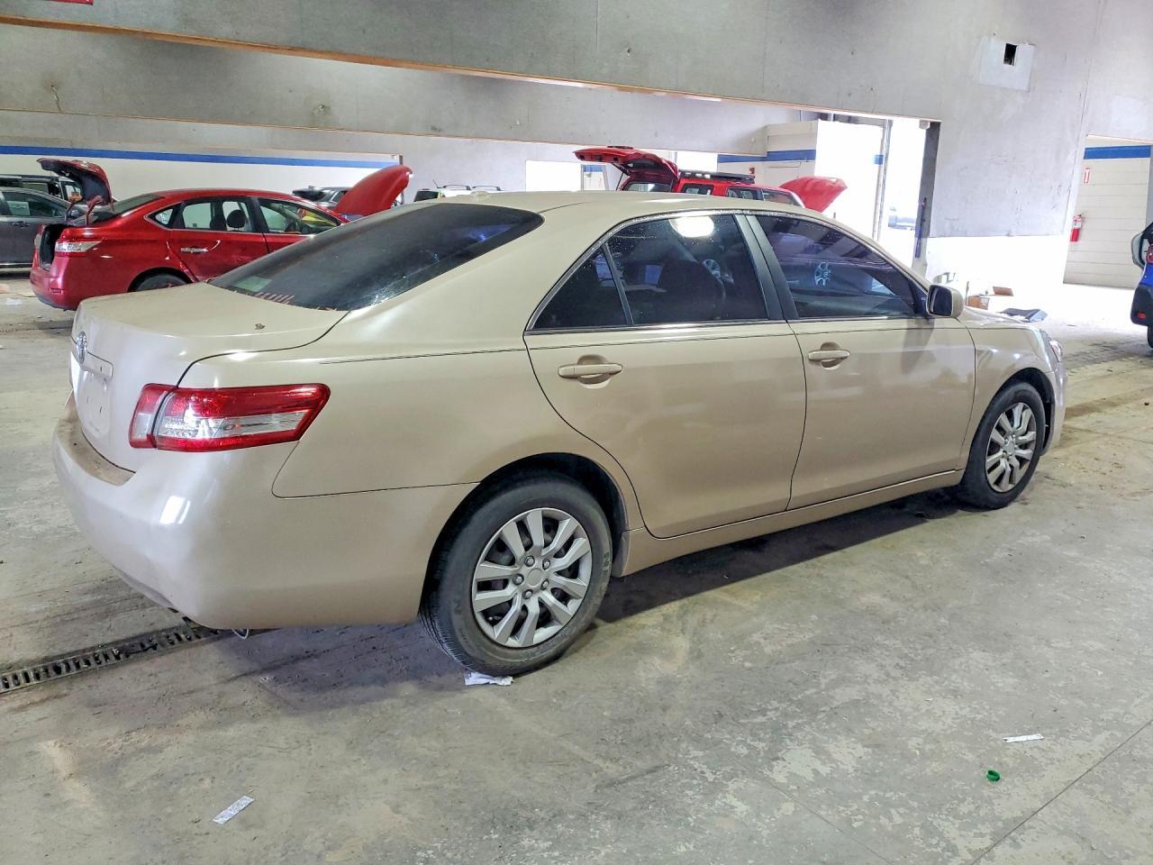 2011 Toyota Camry Le - Фото 3