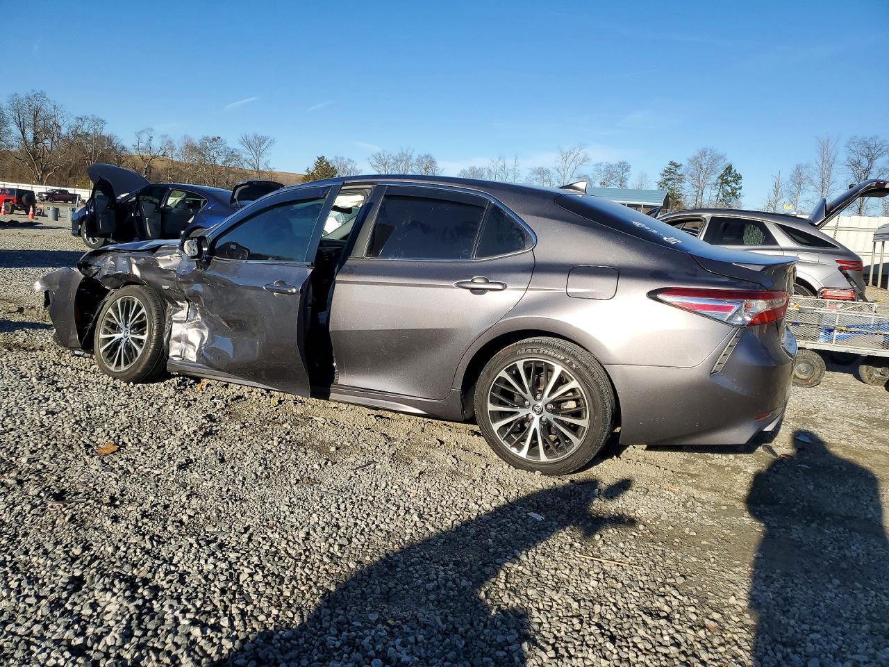 2020 Toyota Camry Se - Фото 2