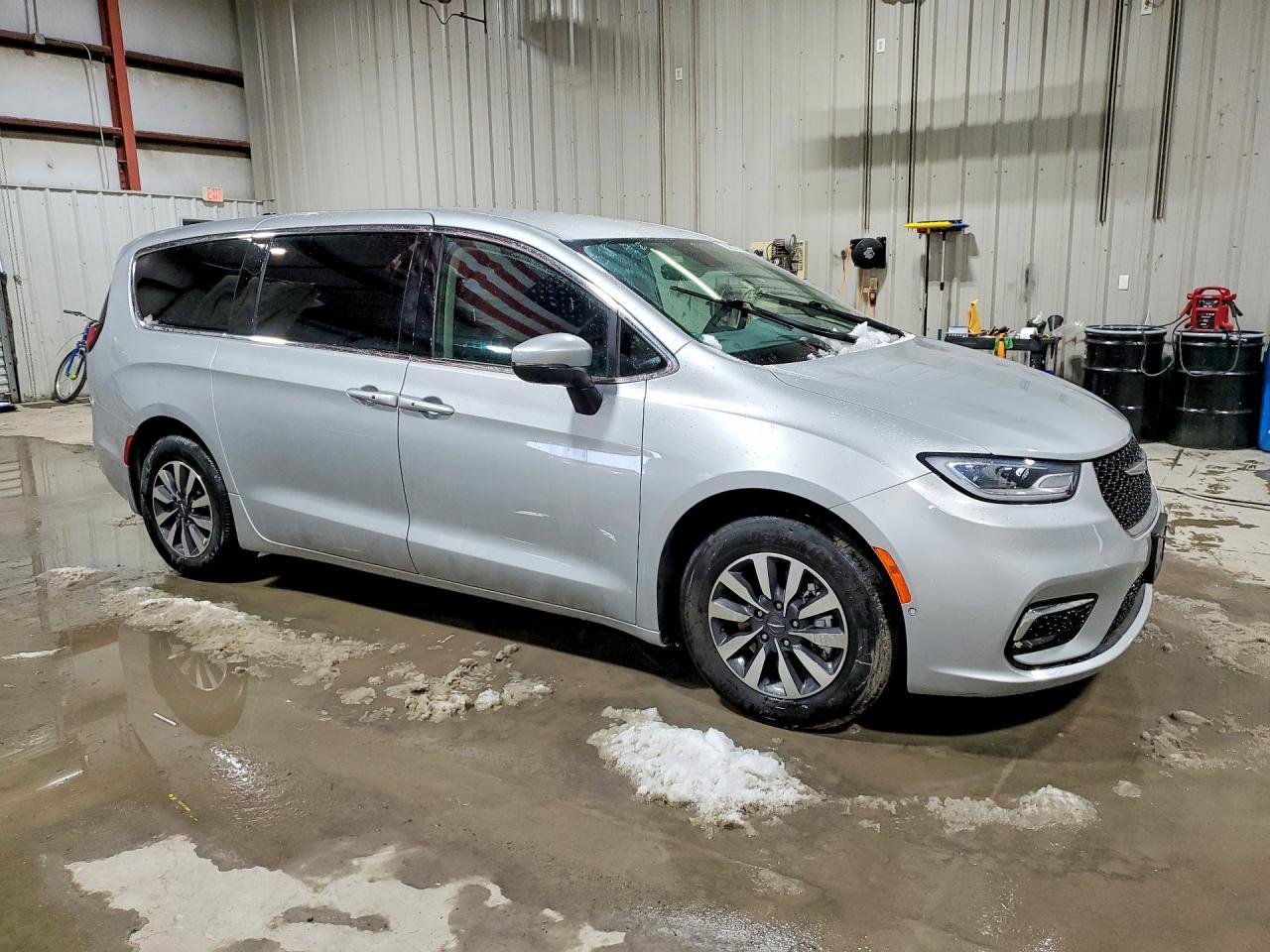 2023 Chrysler Pacifica Hybrid Touring L - Image 4