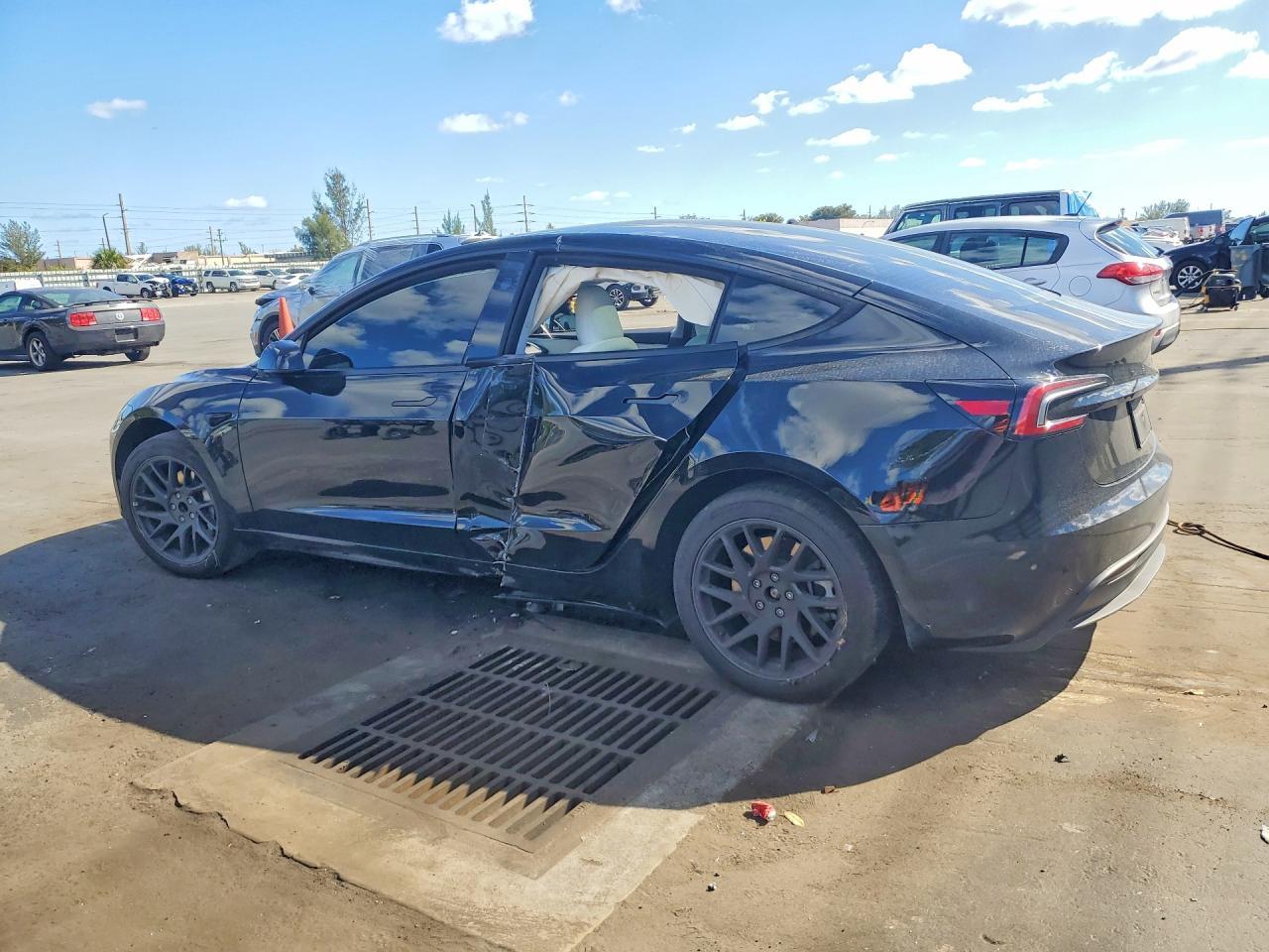 2025 Tesla Model 3 - Фото 2