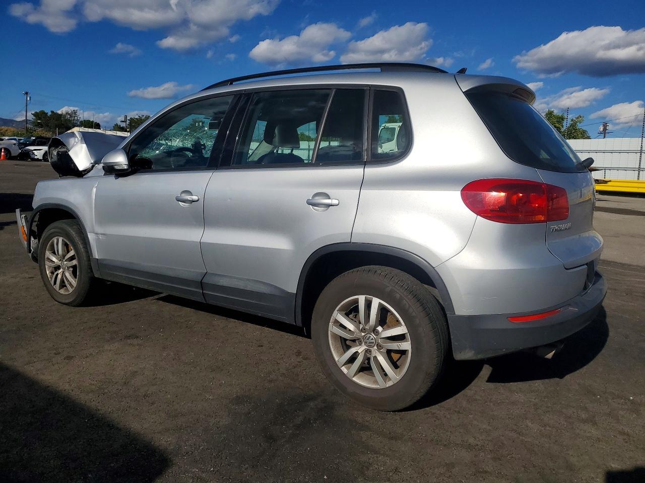2017 Volkswagen Tiguan S - Фото 2