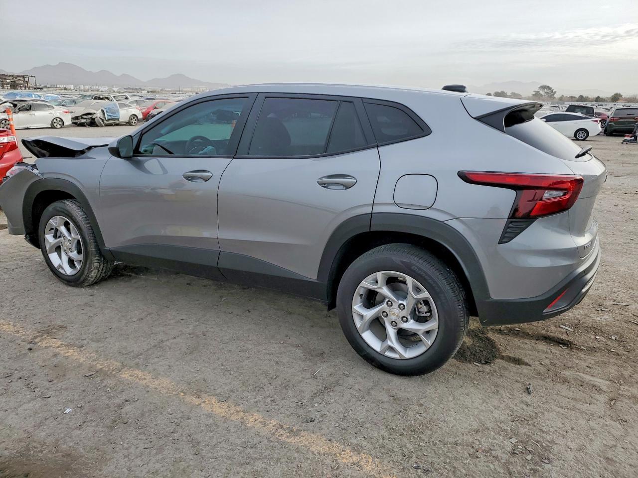 2025 Chevrolet Trax Ls - Фото 2