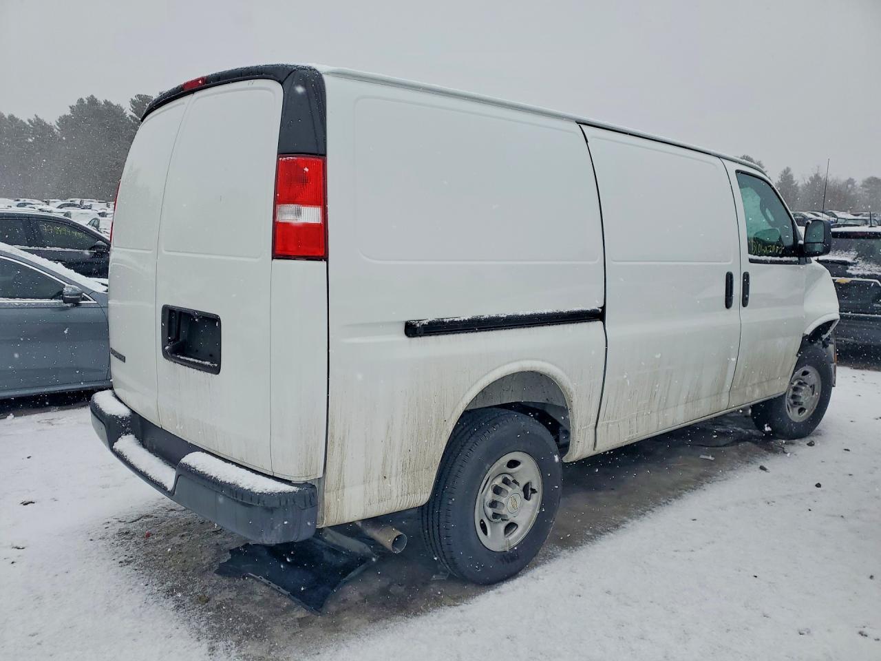 2025 Chevrolet Express G2500 - Фото 3
