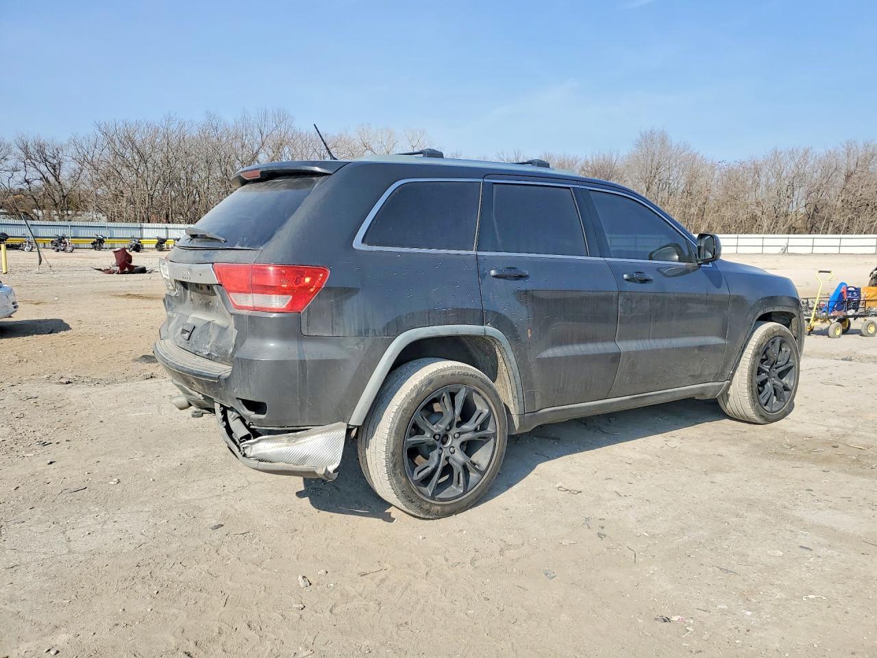 2011 Jeep Grand Cherokee Laredo - Image 3