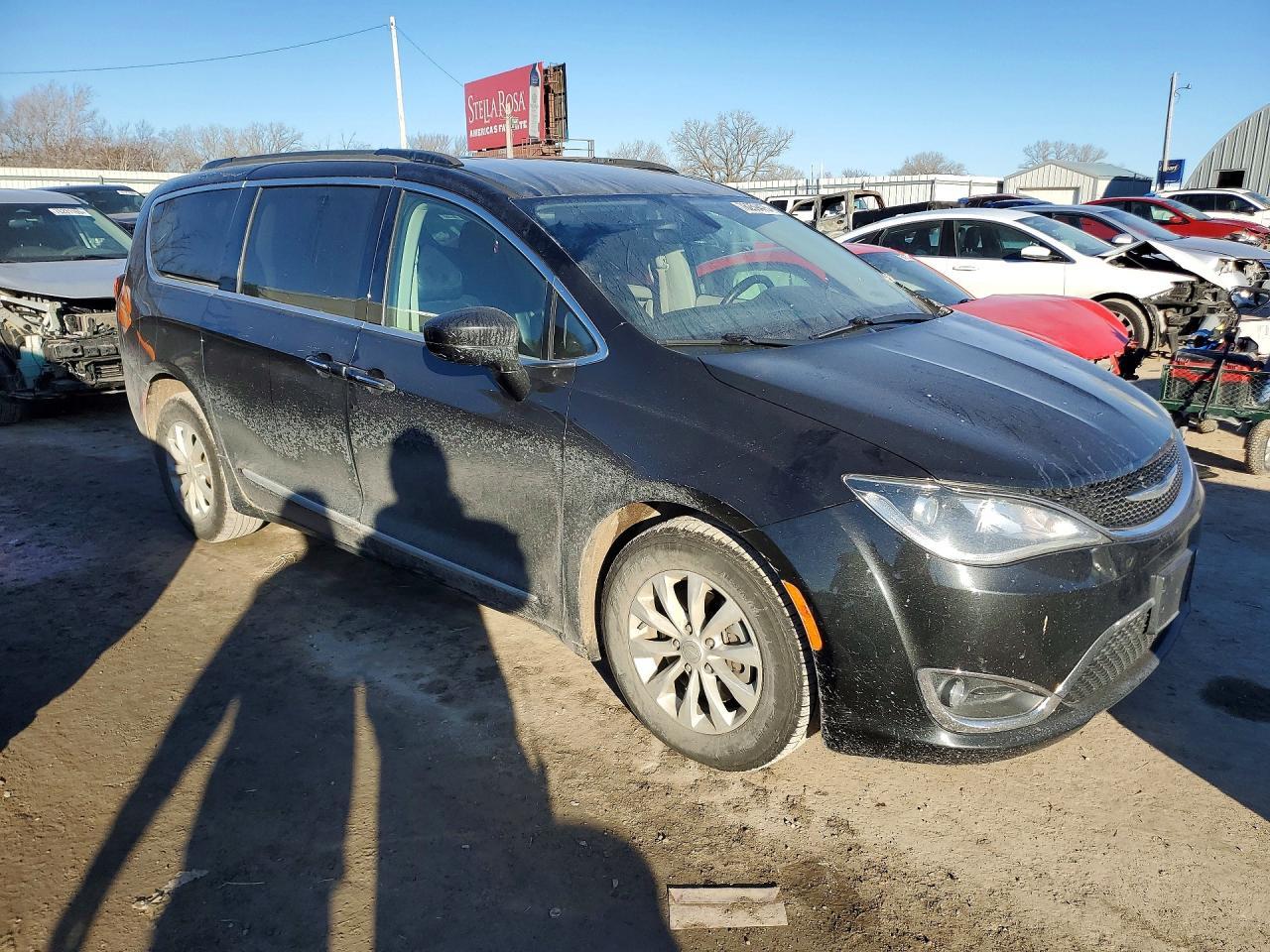 2017 Chrysler Pacifica Touring L - Image 4
