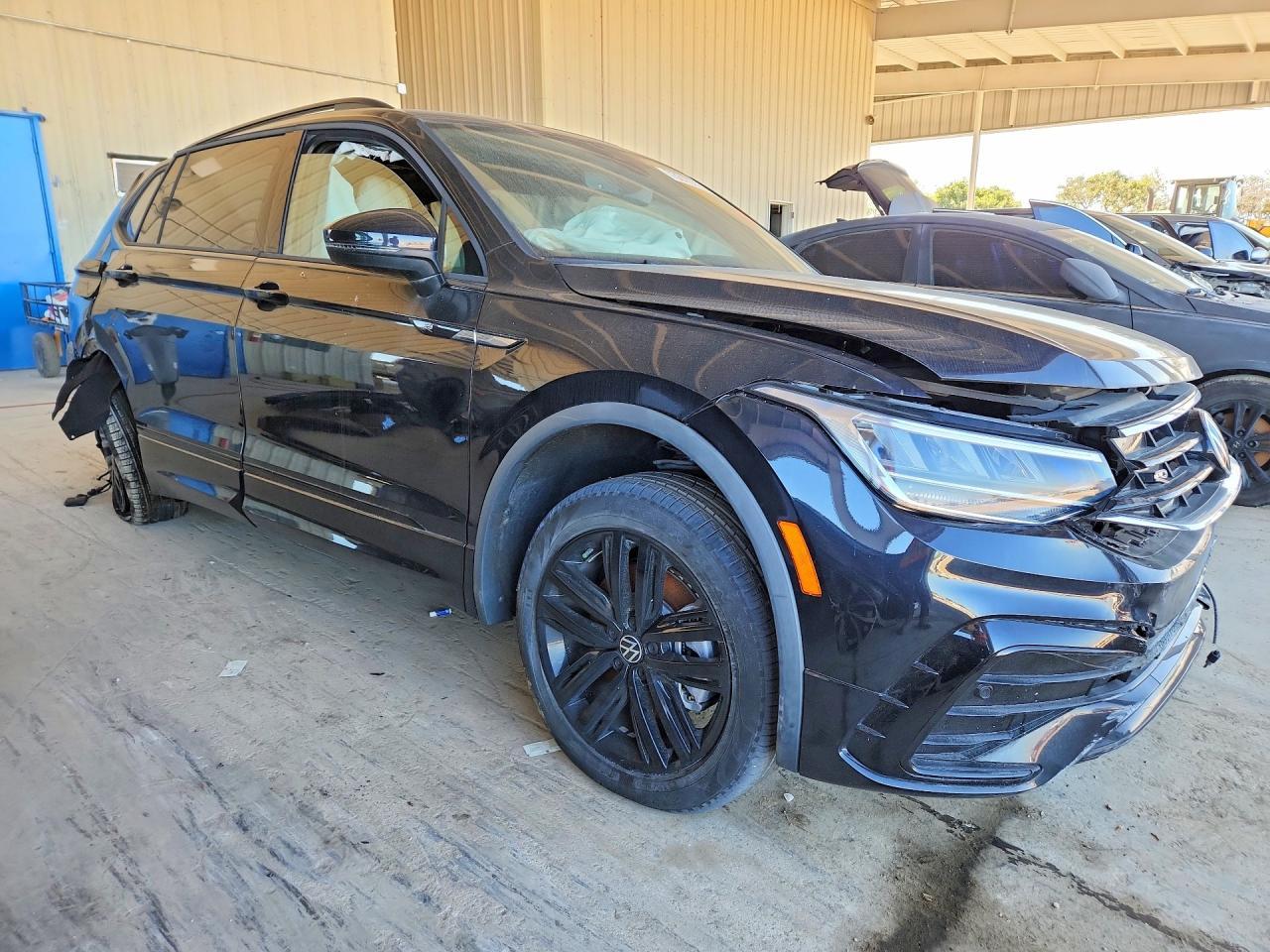 2022 Volkswagen Tiguan Se R-Line Black - Image 4