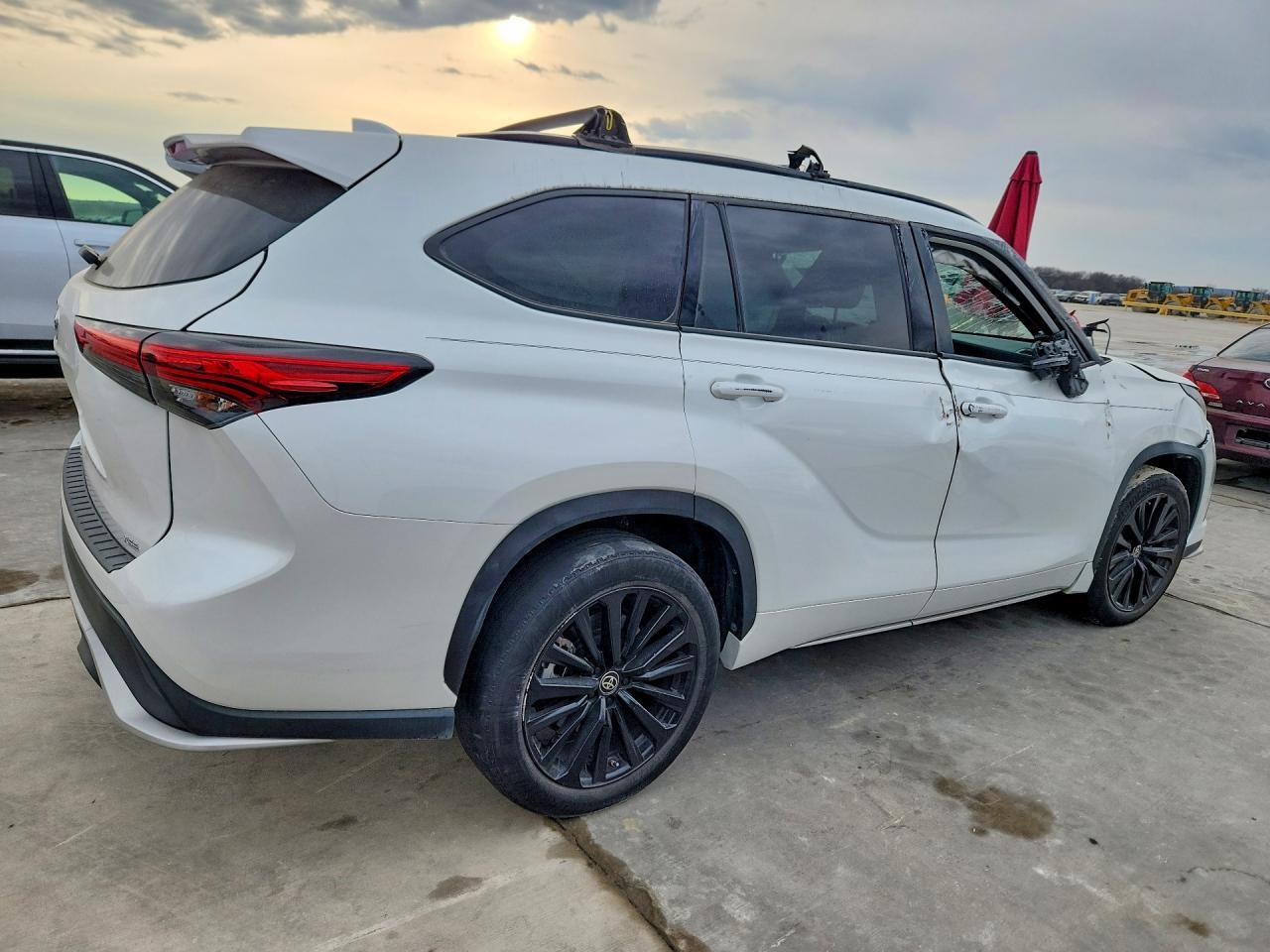 2023 Toyota Highlander L - Image 5
