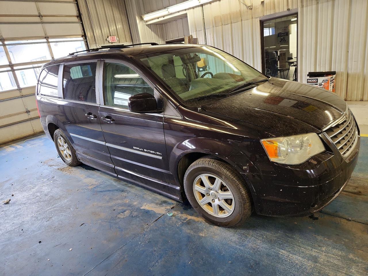 2010 Chrysler Town & Country Touring - Image 4