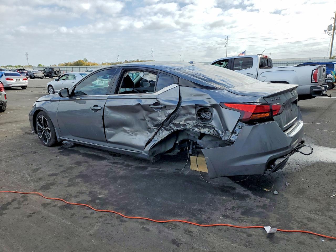 2023 Nissan Altima 2.5 Sr - Image 2
