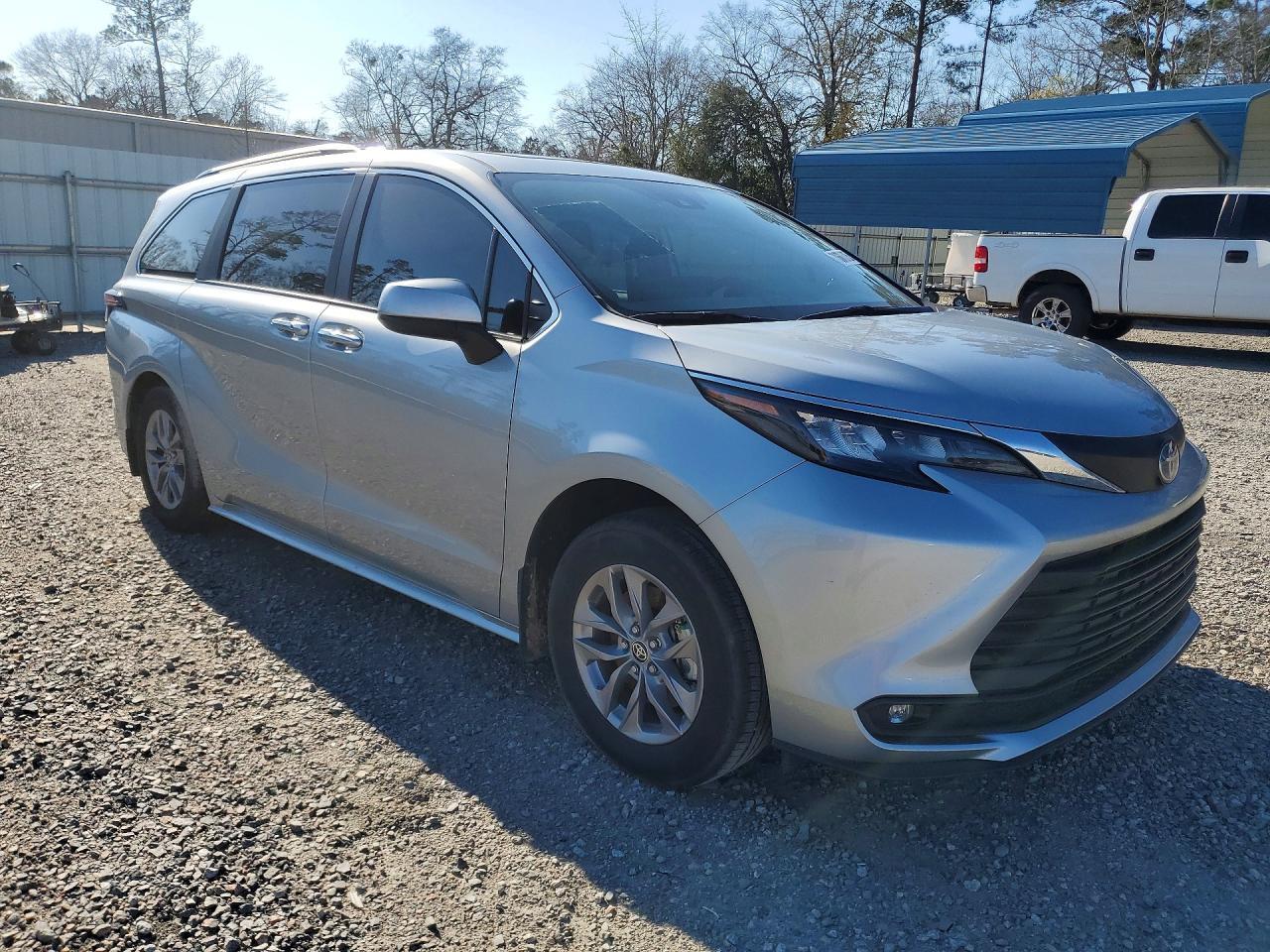 2025 Toyota Sienna Xle - Image 4