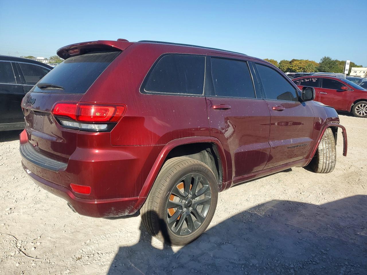 2020 Jeep Grand Cherokee Laredo - Image 3