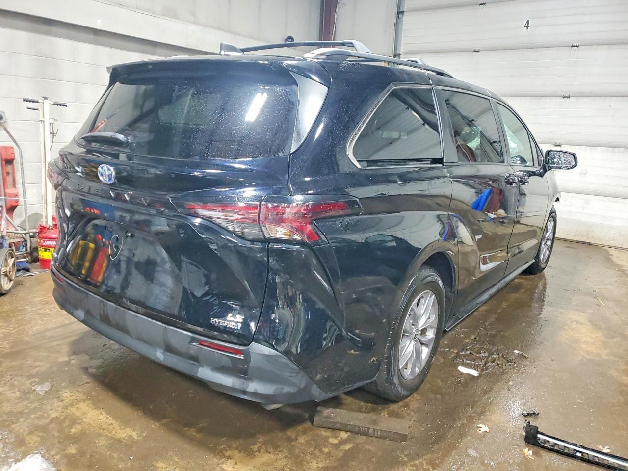 2023 Toyota Sienna Le - Фото 3