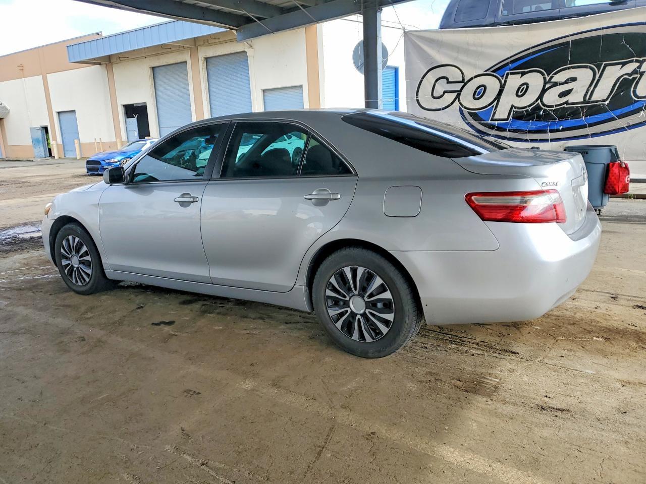 2009 Toyota Camry Le - Фото 2