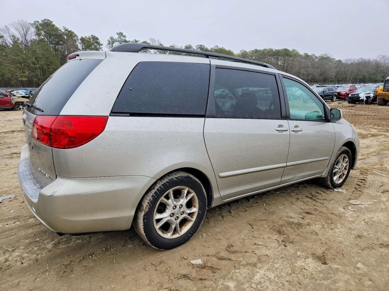 2007 Toyota Sienna - Image 3