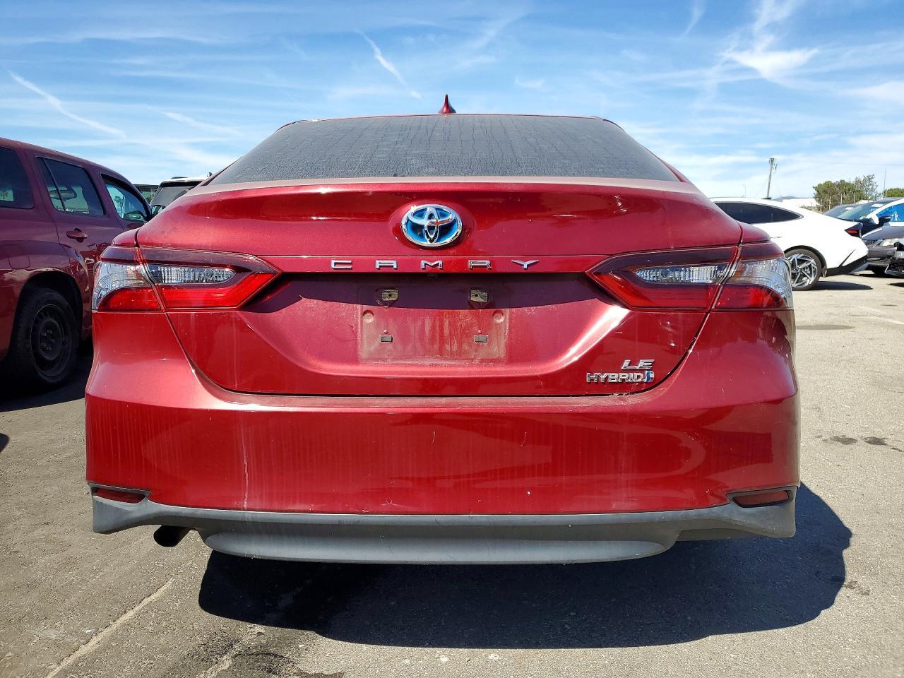 2021 Toyota Camry Hybrid Le - Image 6