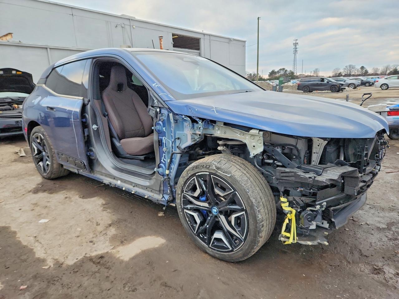 2023 BMW Ix xDrive50 - Фото 4