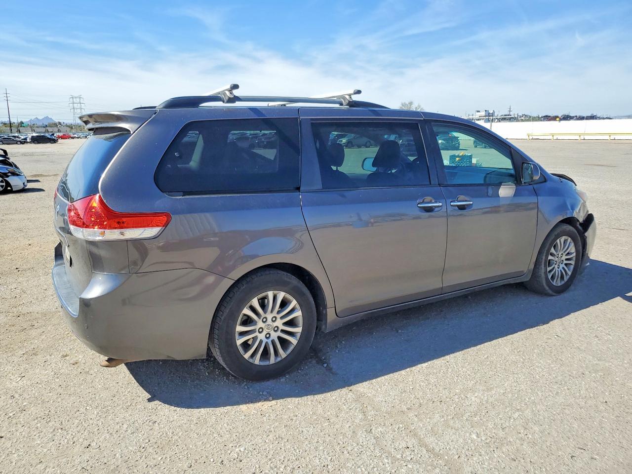 2013 Toyota Sienna Xle - Фото 3