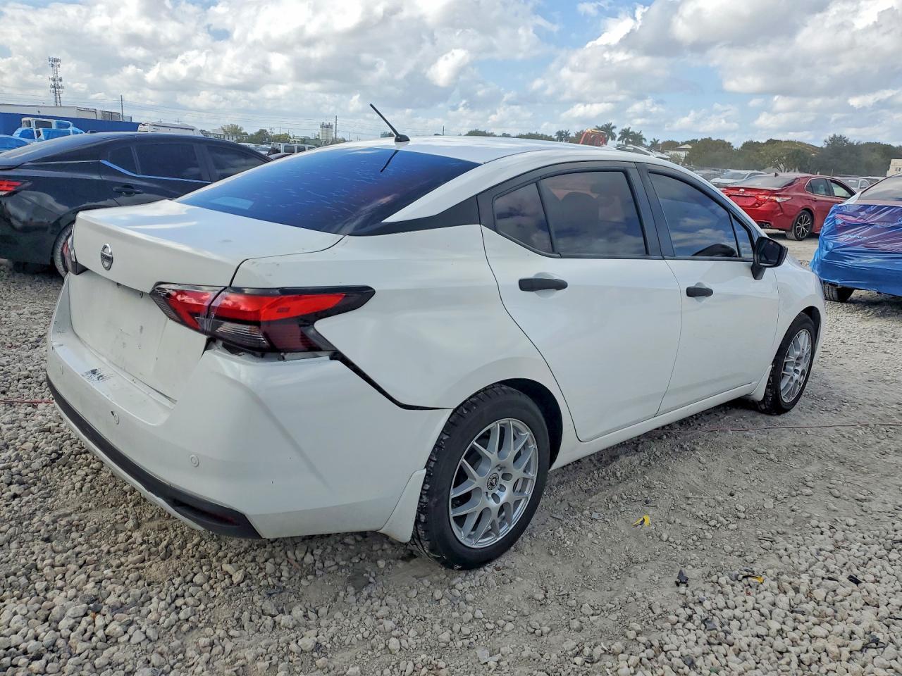 2021 Nissan Versa S - Фото 3