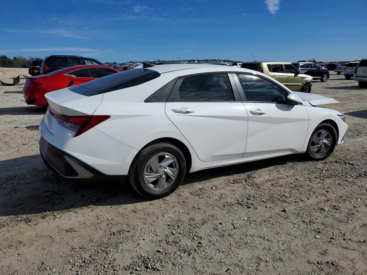 2025 Hyundai Elantra Se - Image 3