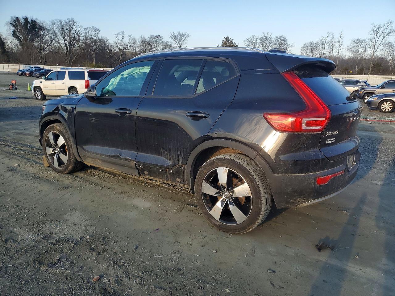 2020 Volvo Xc40 T5 Momentum - Image 2