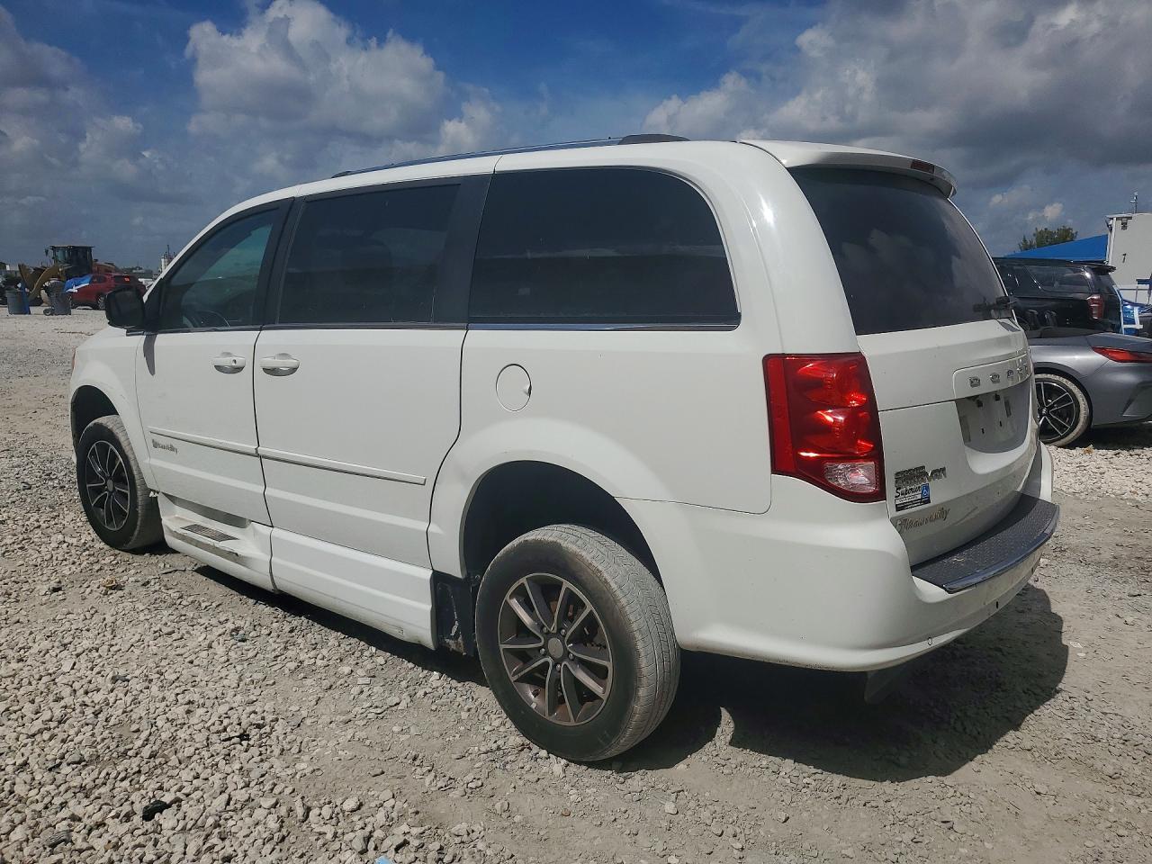 2017 Dodge Grand Caravan Sxt - Фото 2