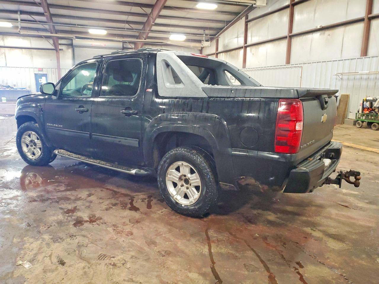 2011 Chevrolet Avalanche Lt - Image 2