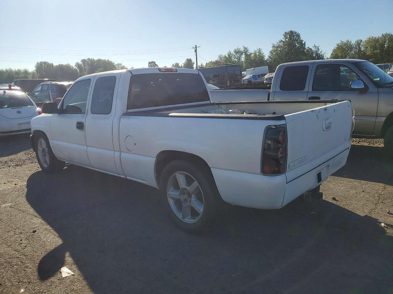 2005 GMC New Sierra C1500 - Image 2