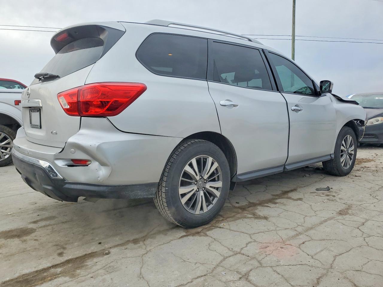 2019 Nissan Pathfinder S - Image 3