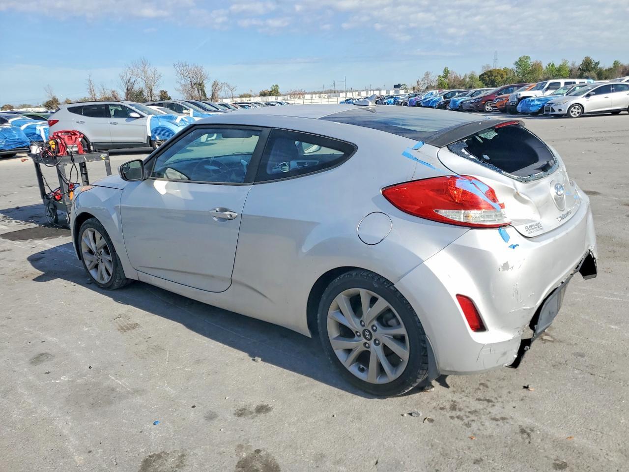 2016 Hyundai Veloster Base - Фото 2