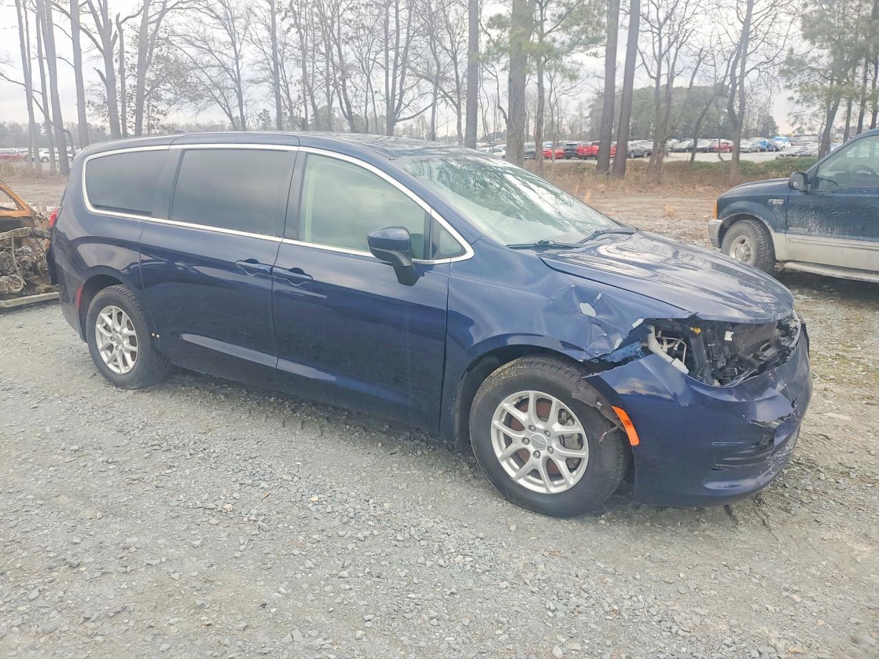 2020 Chrysler Voyager Lx - Image 4