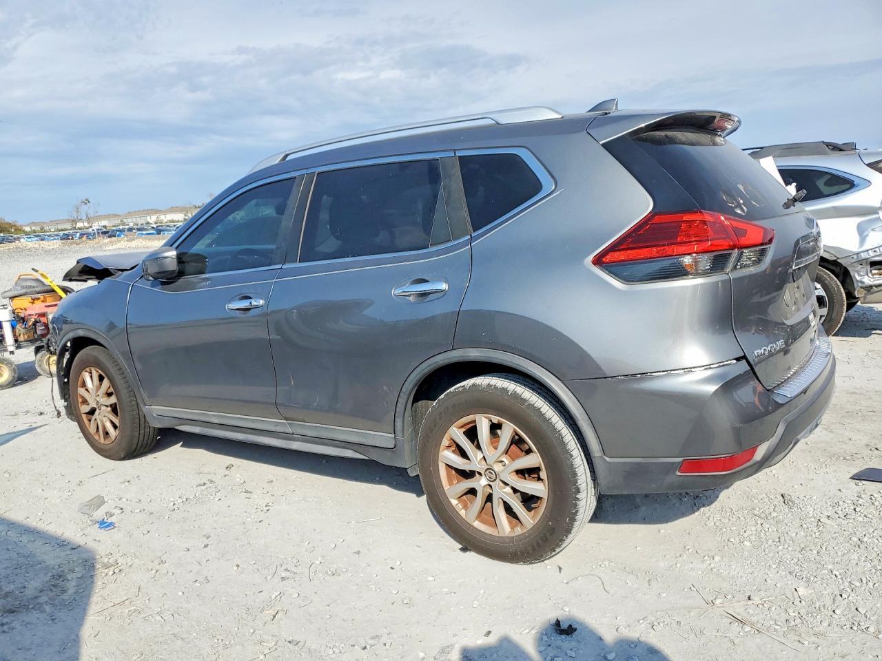 2017 Nissan Rogue Sv - Image 2