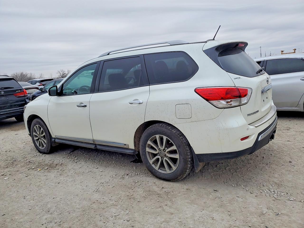 2015 Nissan Pathfinder S - Image 2