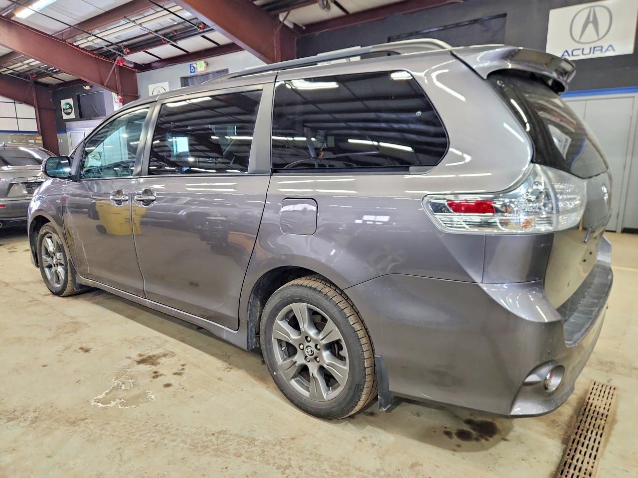 2020 Toyota Sienna Se - Image 2