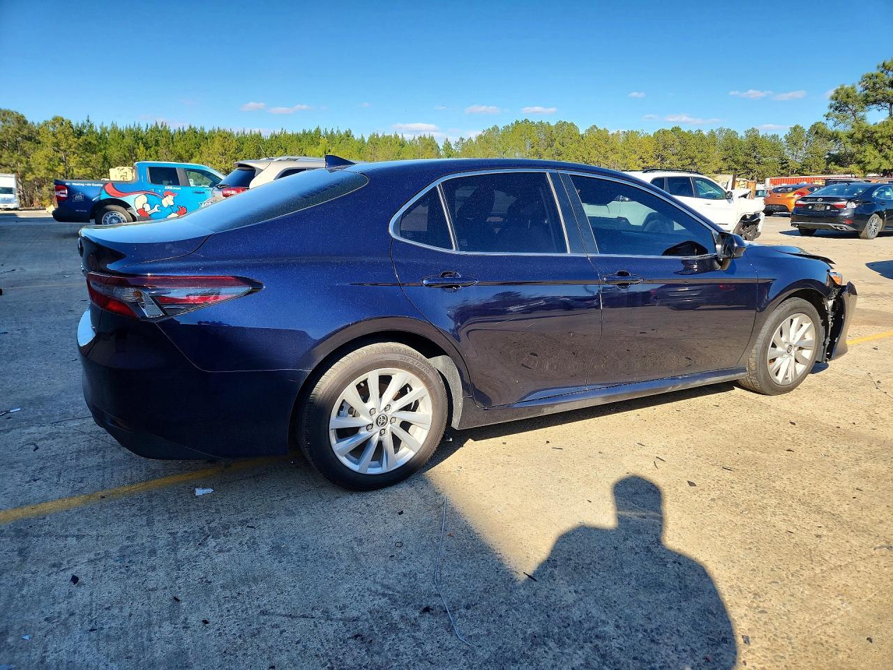 2022 Toyota Camry Le - Фото 3