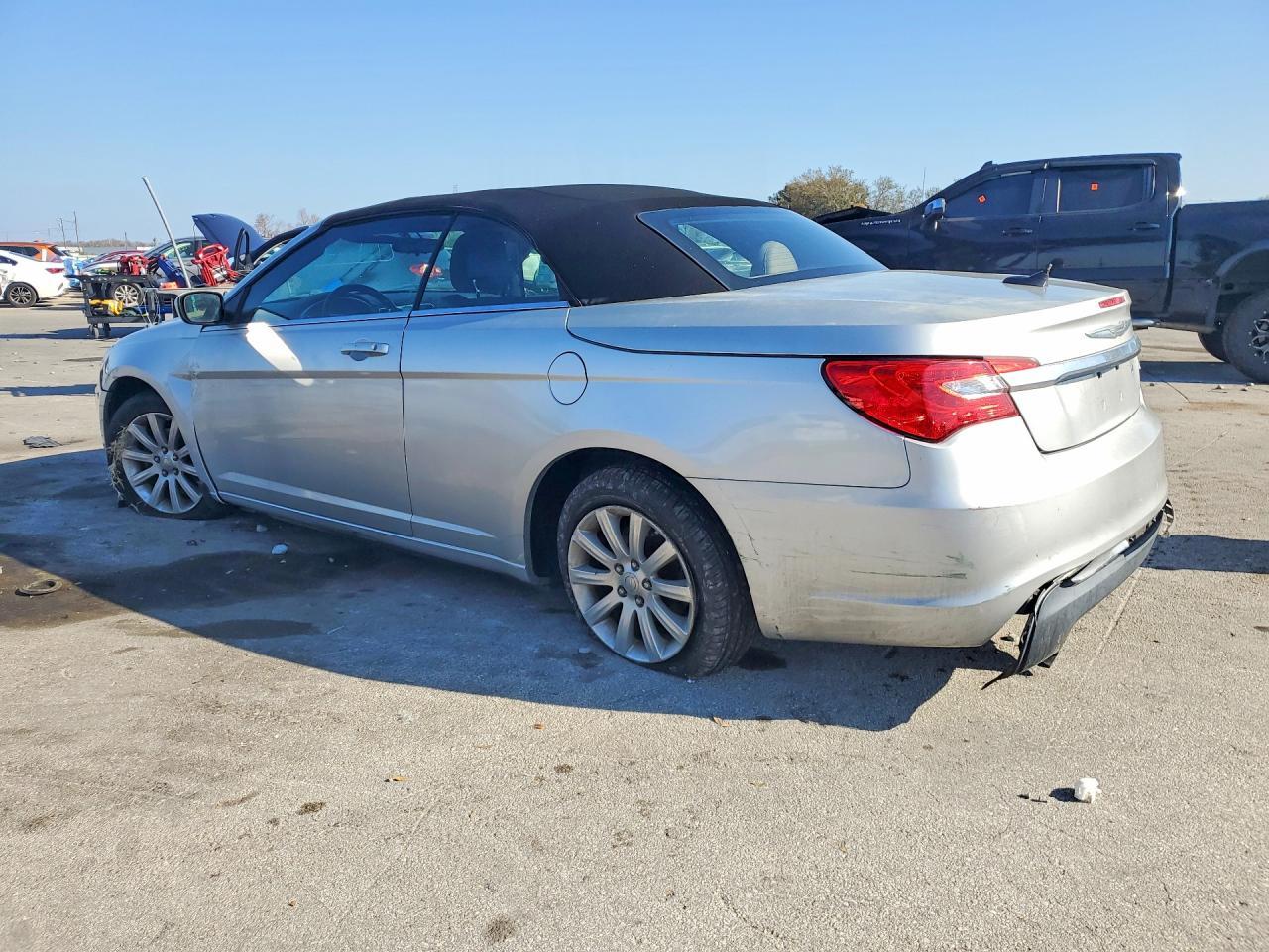 2011 Chrysler 200 Touring - Фото 2