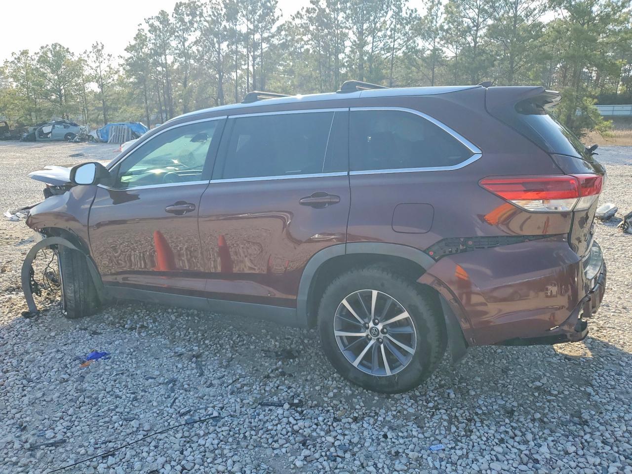 2019 Toyota Highlander Xle - Image 2