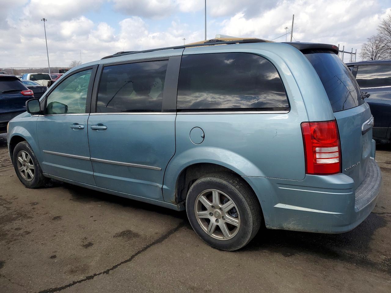 2009 Chrysler Town & Country Touring - Фото 2