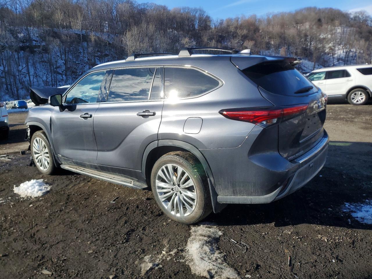 2023 Toyota Highlander Hybrid Limited - Image 2