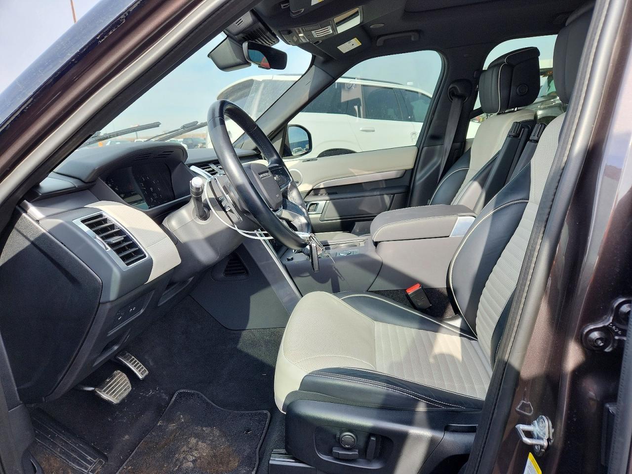 2022 Land Rover Discovery S R-Dynamic - Image 7