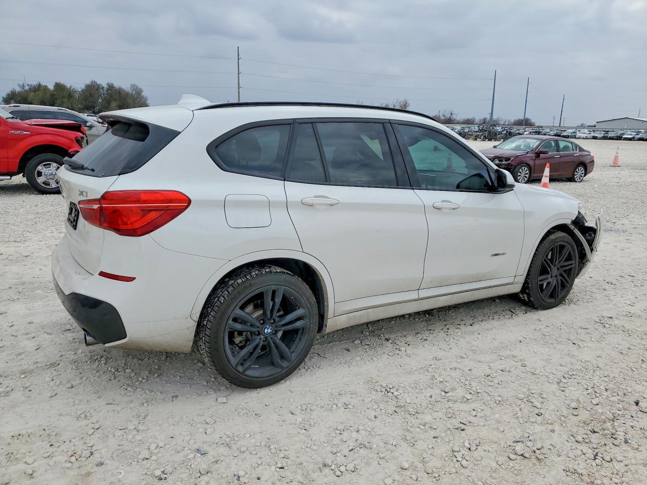 2017 BMW X1 xDrive28I - Фото 3
