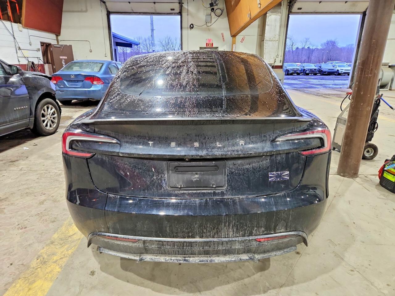 2025 Tesla Model 3 - Фото 6