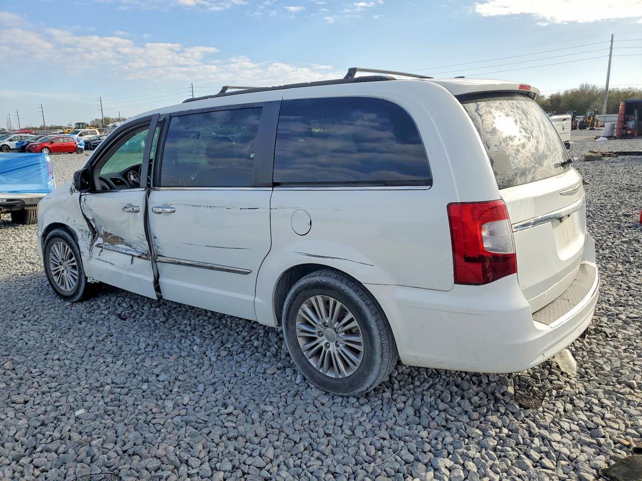 2014 Chrysler Town & Country Touring L - Фото 2
