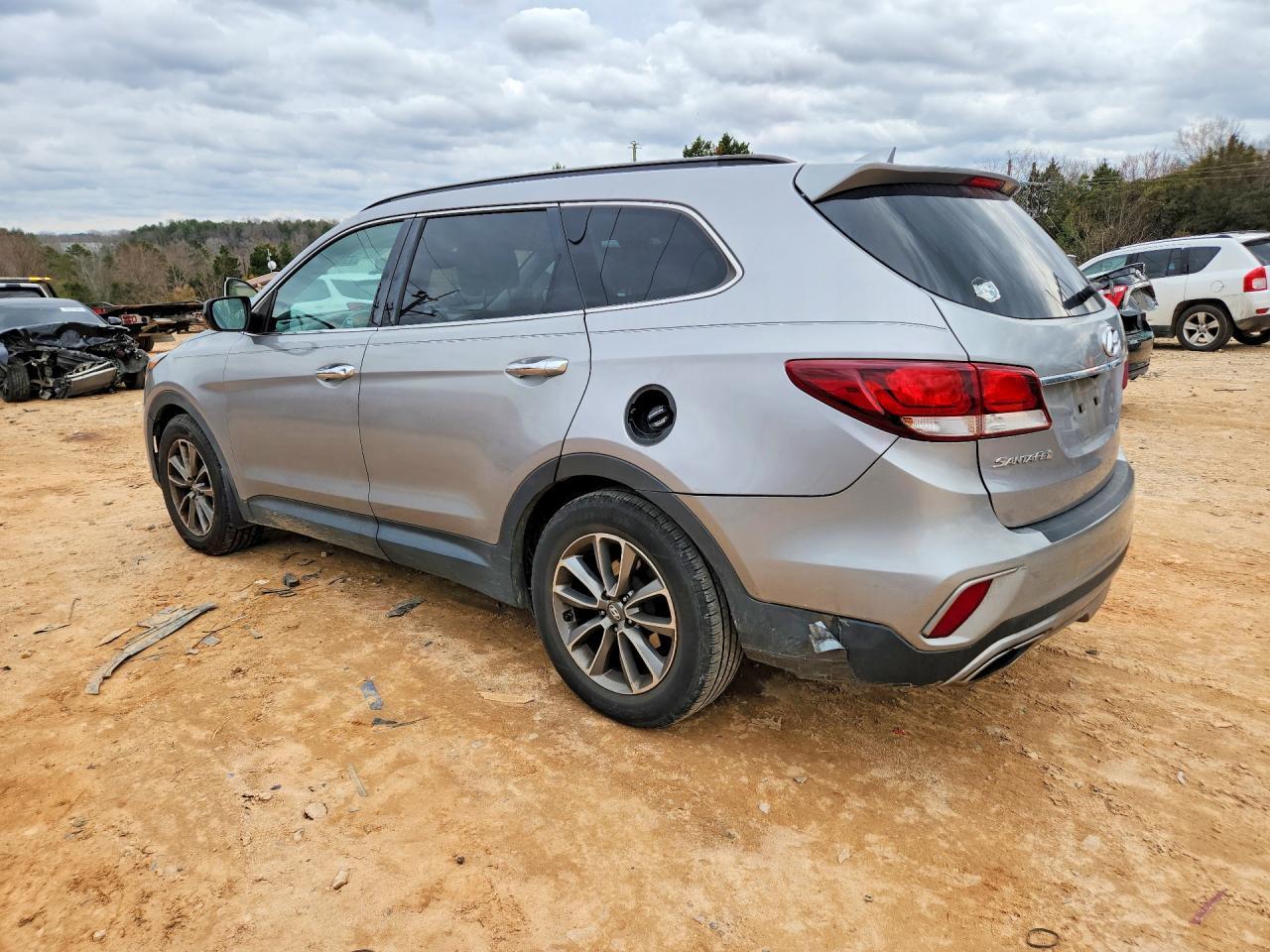 2017 Hyundai Santa Fe Se - Фото 2