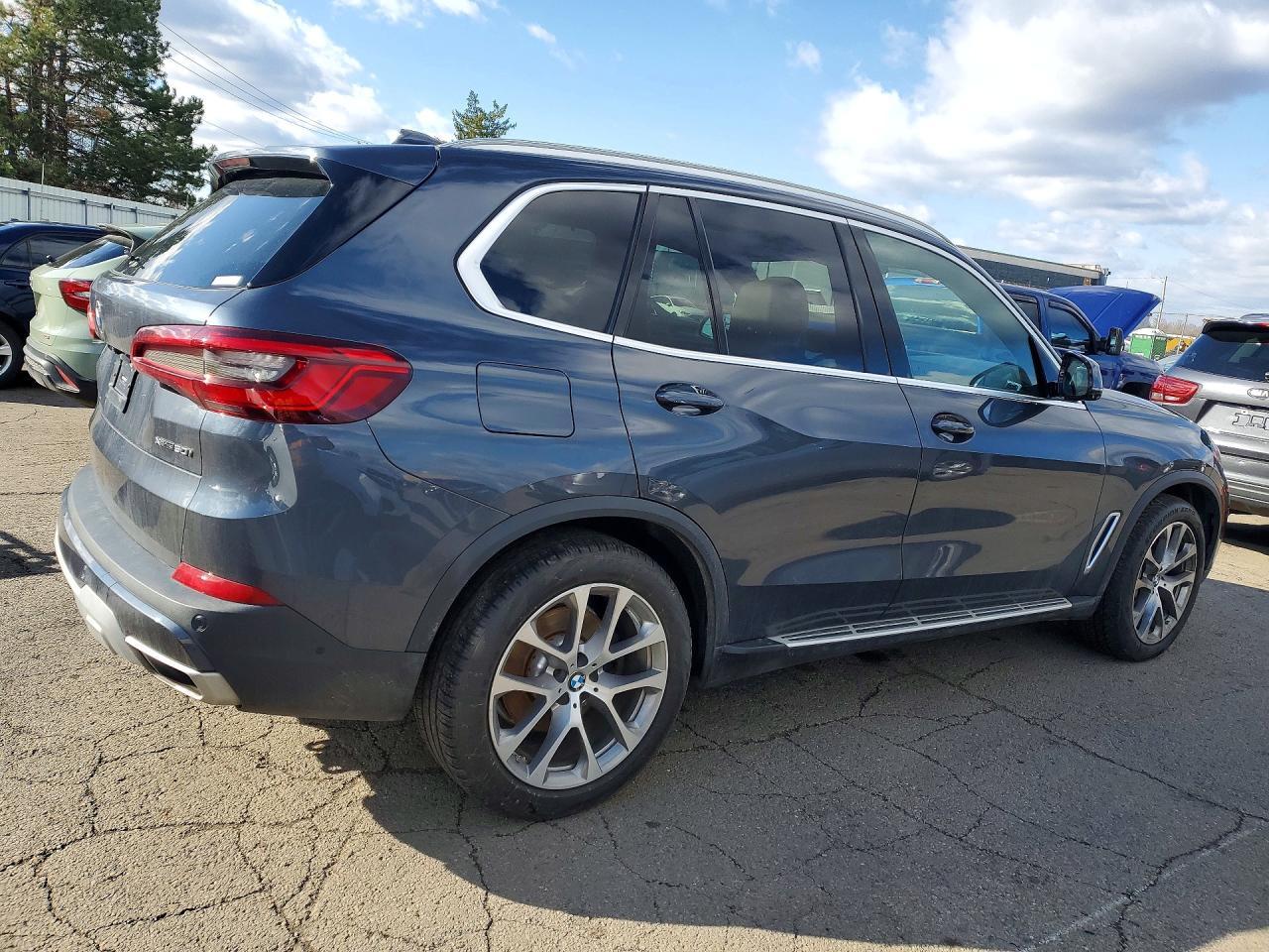 2019 BMW X5 xDrive50I - Image 3